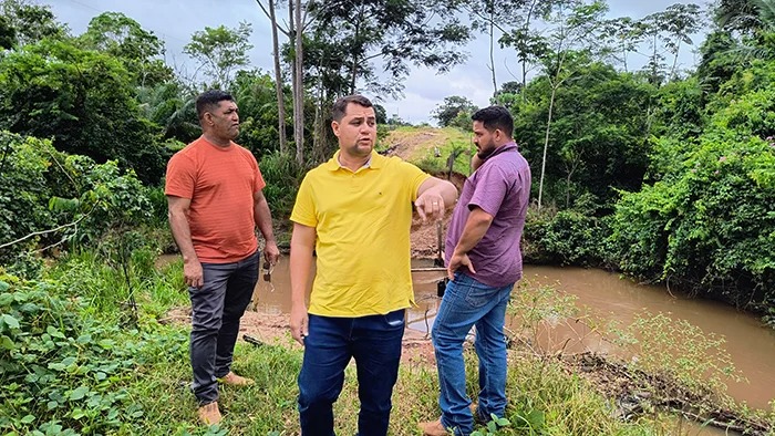 ESTRADAS RURAIS: Prefeito e comitiva acompanham obras no Zé Bentão, em Chupinguaia