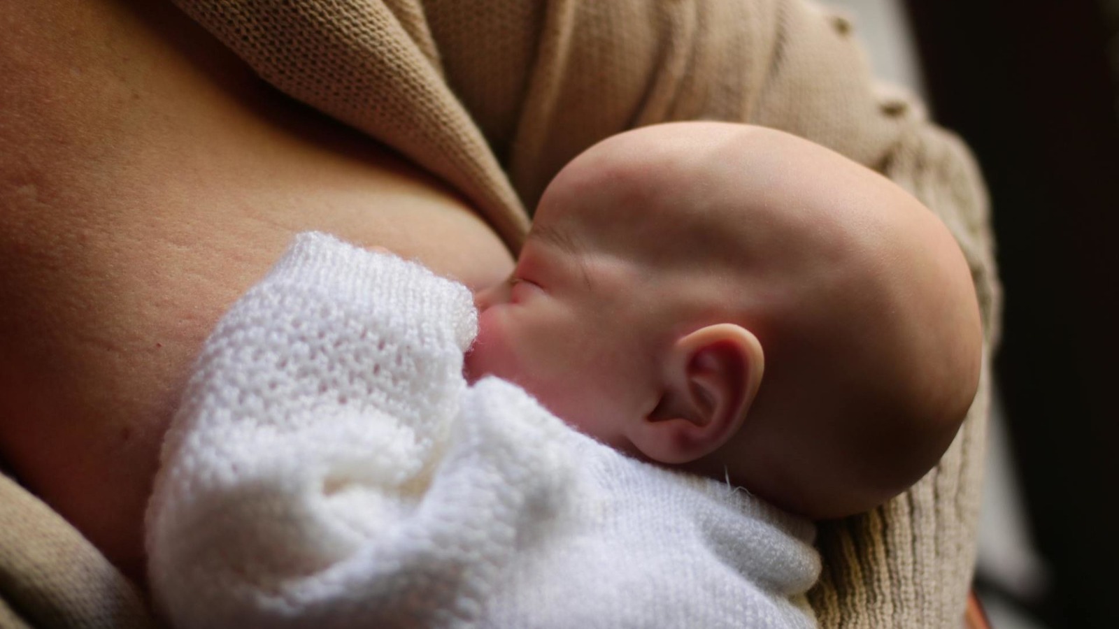 IMAGENS: Cirurgia de ‘língua presa’ reduz esforço do bebê e melhora amamentação