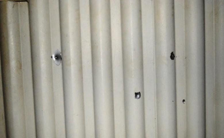 ATENTADO: Trio criminoso atira várias vezes contra residência de membro do PCC