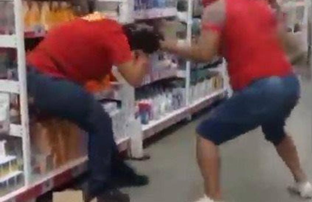 NO ASSAÍ: Mulher joga cola Super Bond no cabelo da atual do ex-namorado