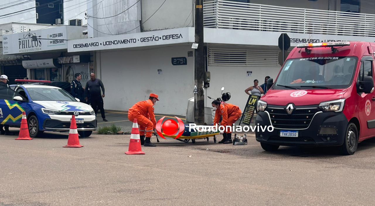 VÍDEO: Passageira de moto sofre fratura na perna após acidente no Centro