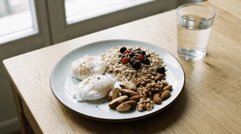 INSULINA: 8 hábitos diários que aumentam secretamente os níveis de açúcar no sangue