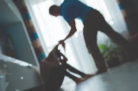 MUITO ALTERADO:  Homem embriagado agride esposa, filhos e resiste a prisão