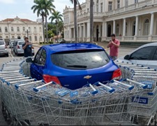 ESTACIONOU ERRADO: Motorista ocupa 2 vagas no supermercado e encontra carro cercado por carrinhos 