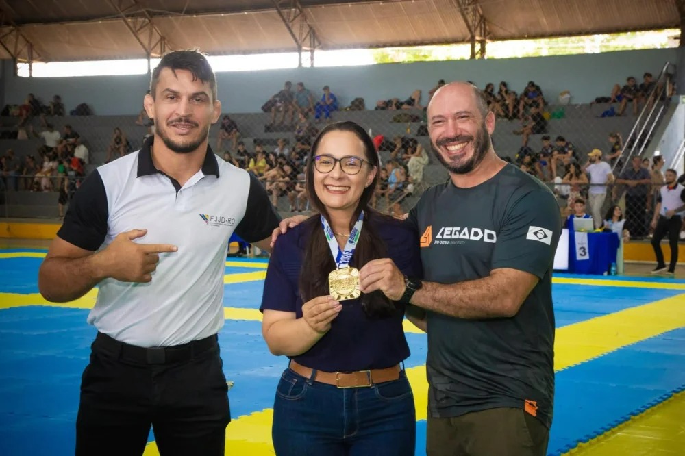 ROSANGELA DONADON: Deputada entrega equipamentos esportivos de R$ 75 mil durante evento de jiu-jitsu 