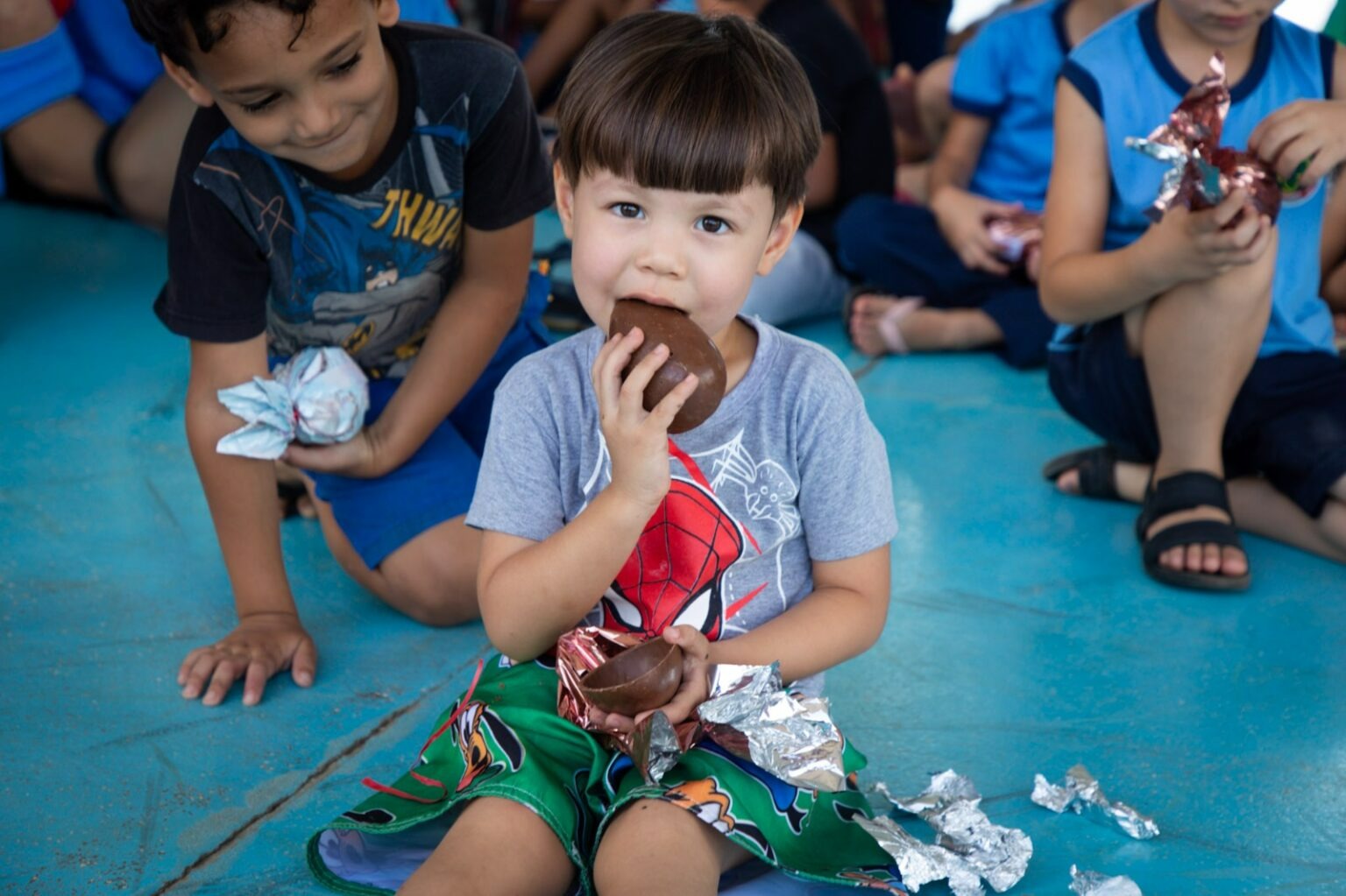AÇÃO PASCOAL: Prefeitura de Vilhena distribui 14 mil ovos de Páscoa a alunos da rede municipal