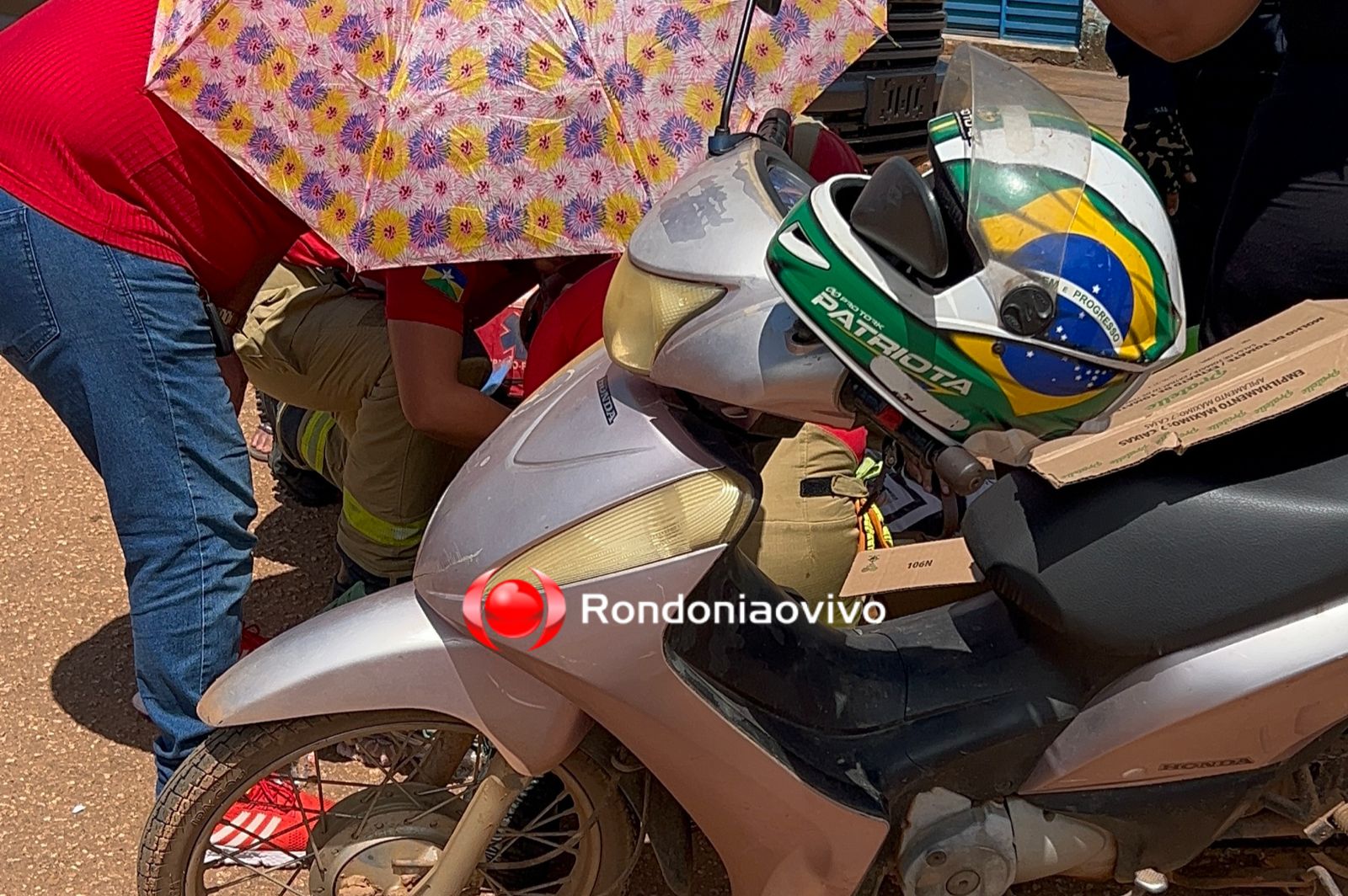 URGENTE: Mulher tem peça de moto cravado no braço em acidente