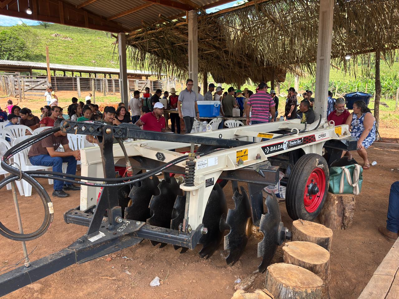 ALAN QUEIROZ : Deputado entrega grade aradora e perfurador de solo para fortalecer produção 
