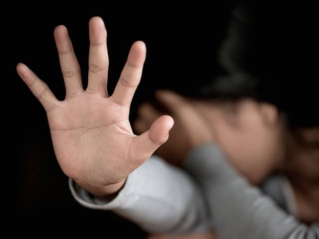 VULNERÁVEL: Jovem com deficiência mental é abusada pelo vizinho na zona Leste
