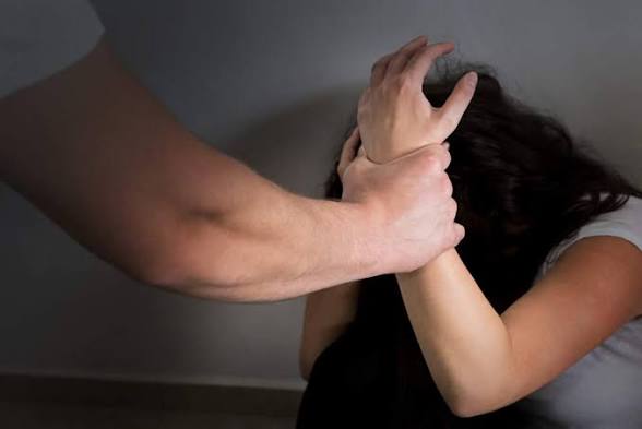 '​TENHO OUTRA MULHER': Homem agride esposa e tenta expulsá-la de casa 