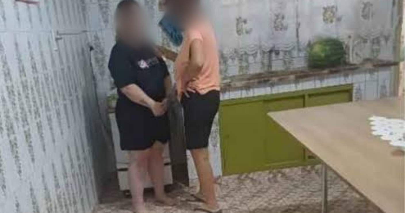 DESCONTROLADA: Filha armada ameaça mãe de morte após ser expulsa de casa