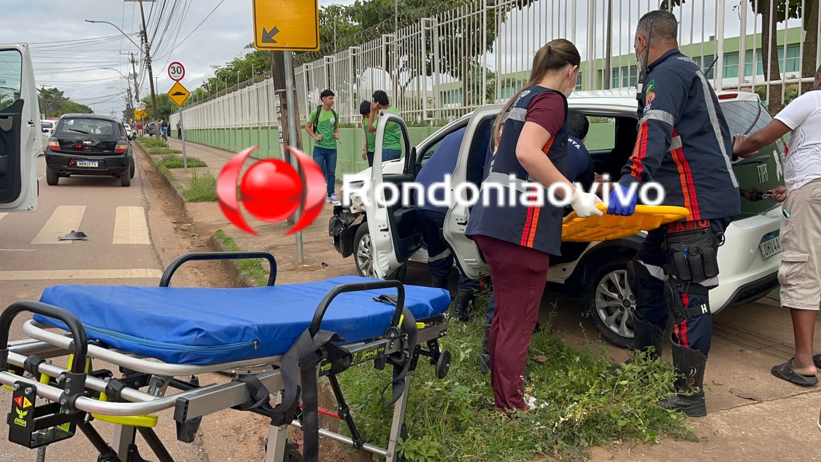 NA CALAMA: Carro capota com mãe e filho; Motorista causador fugiu