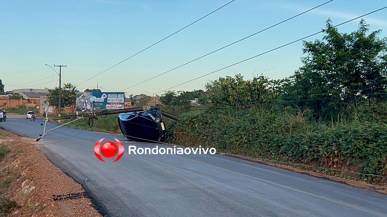 URGENTE: Mulher perde controle da direção de carro e derruba poste