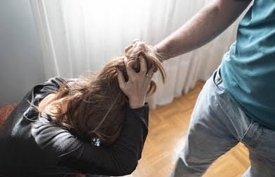 AO SAIR DO TRABALHO: Frentista é puxada pelos cabelos e agredida a socos pelo ex-marido