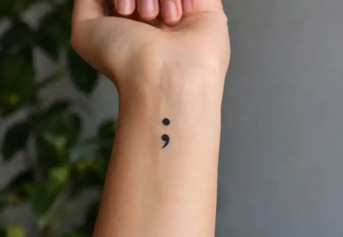 ALGO PAROU: O significado oculto da tatuagem de ponto e vírgula que poucos conhecem
