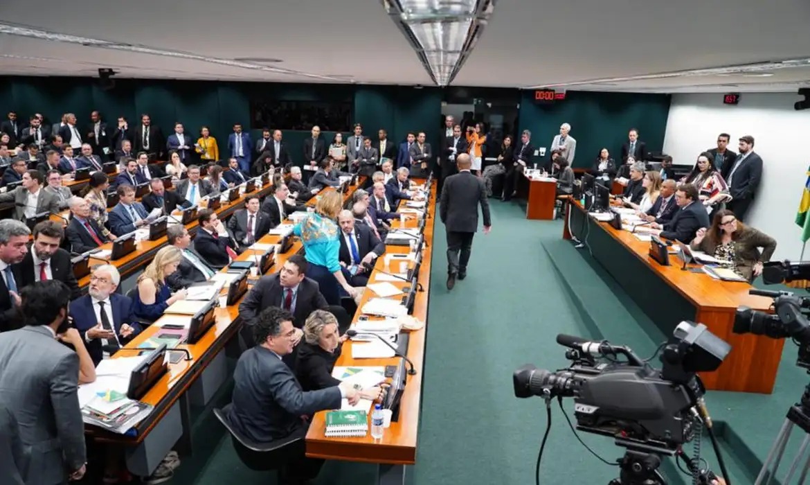 DE MENOR: CCJ aprova PEC que reduz maioridade penal para 16 anos na Câmara