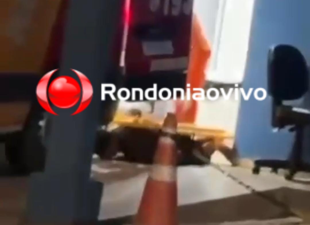 VÍDEO: Bombeiros deixam motociclista ferido cair de cara no chão