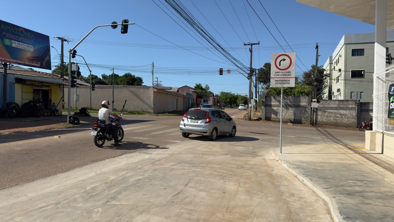 EDIMILSON DOURADO: Placa 'Direita Livre' melhora fluxo na Zona Sul após pedido de vereador