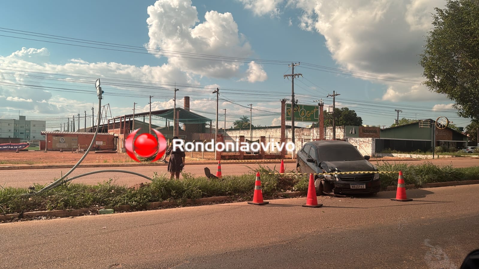 ASSISTA: Motorista perde controle e derruba poste na Avenida Imigrantes