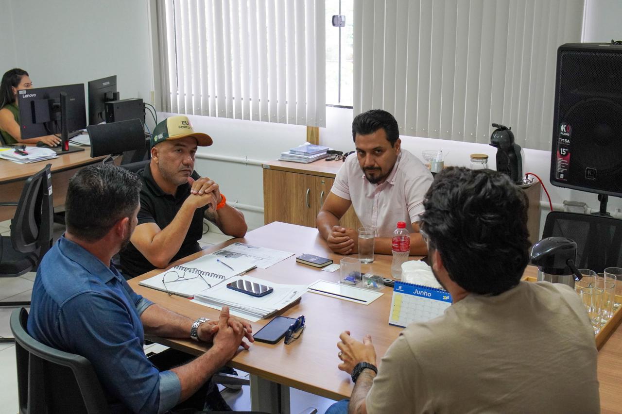 DR. GILBER: Vereador discute iluminação pública no Ramal Uberaba em reunião