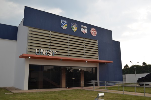 IMPACTO FORTE: Motorista perde controle de carro, atinge dois muros e mobiliza equipes de resgate