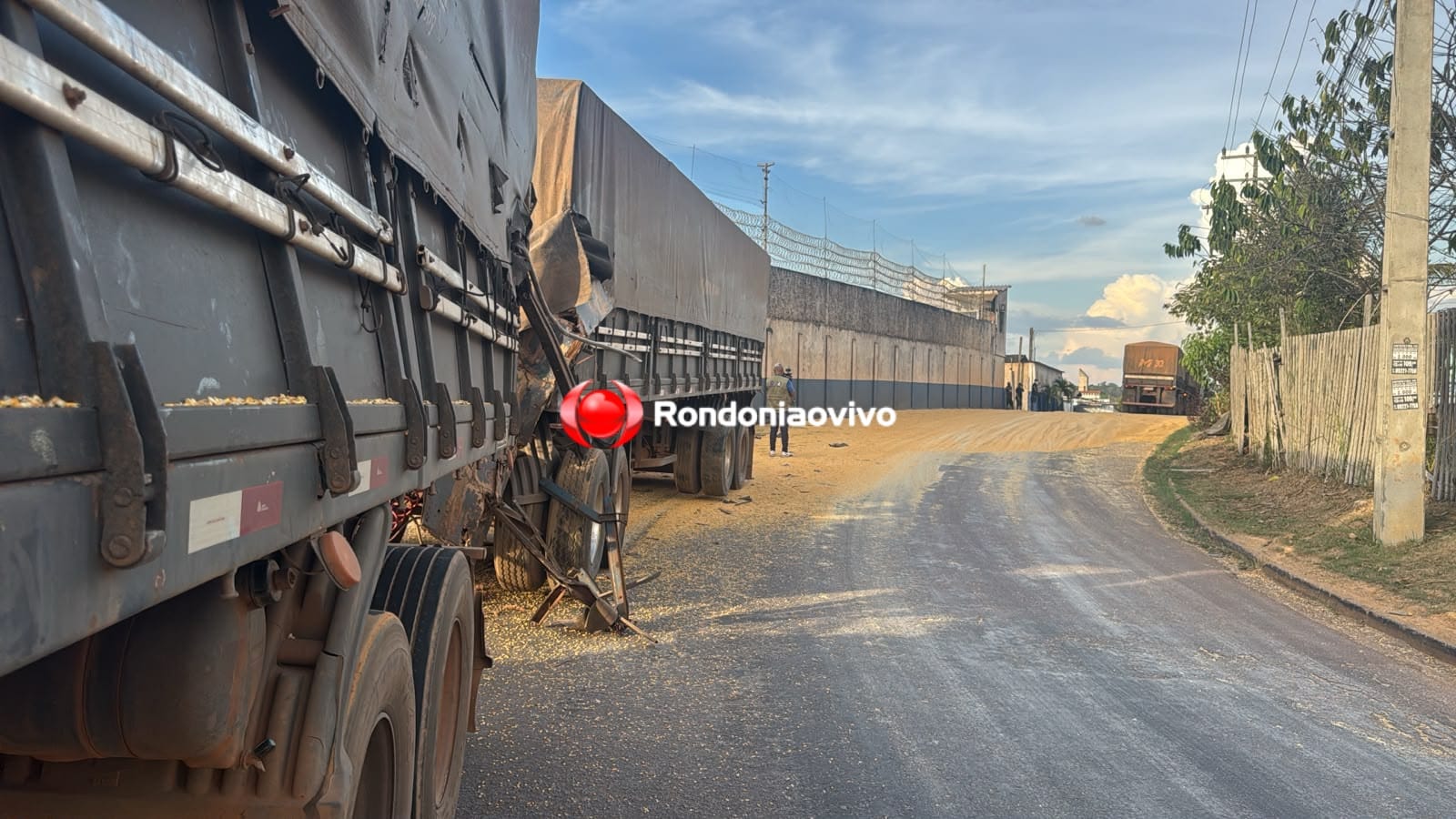 ESTRADA DA PENAL: Carga de soja fica espalhada após colisão entre carretas na frente de presídio