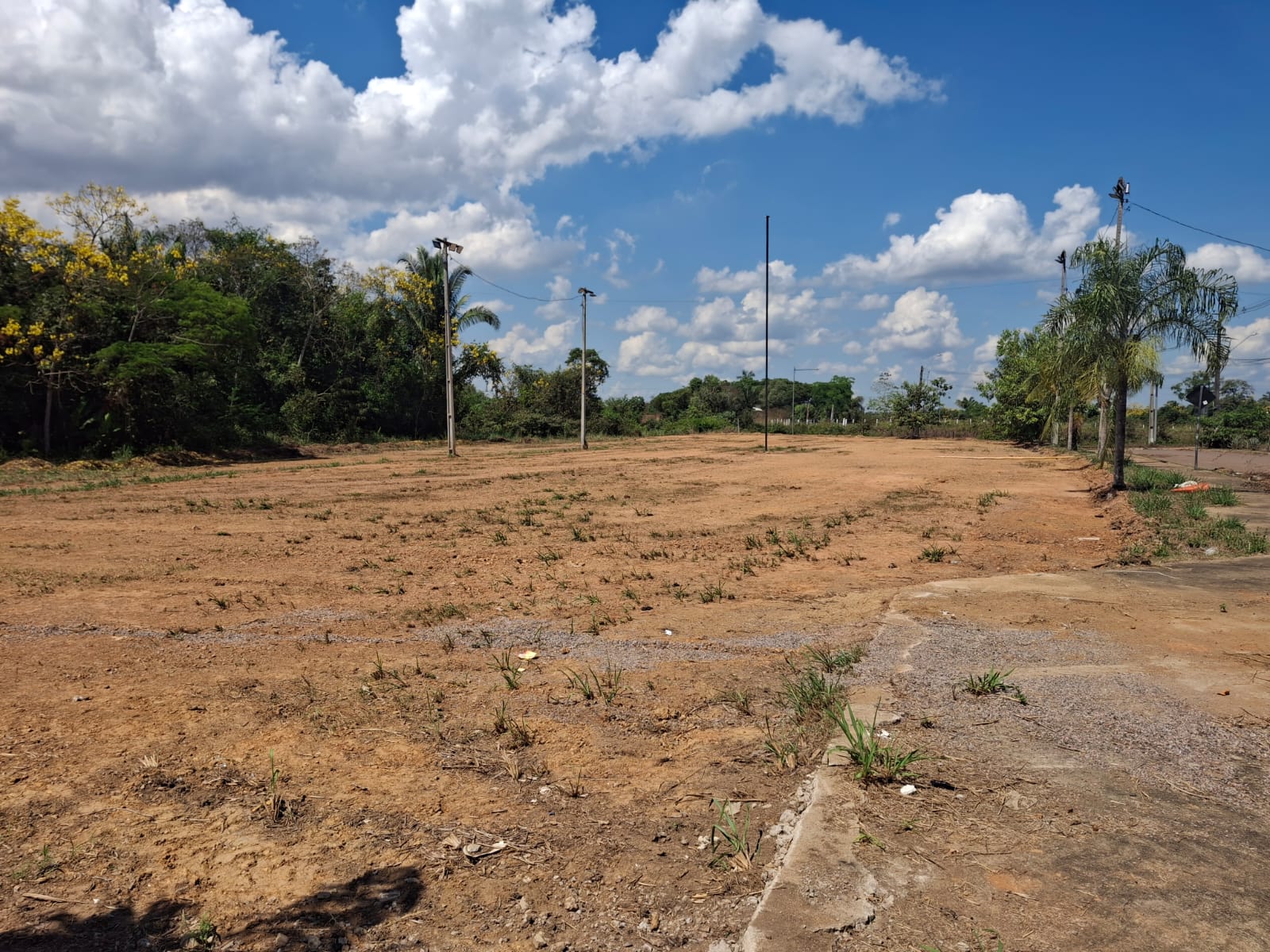 JUNIOR QUEIROZ: Prefeitura realiza limpeza e nivelamento de área para campo na Vila DNIT