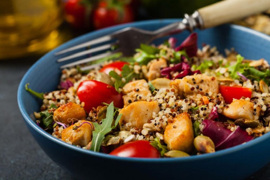 MUITO FÁCIL: Salada de frango com quinoa e amendoim 