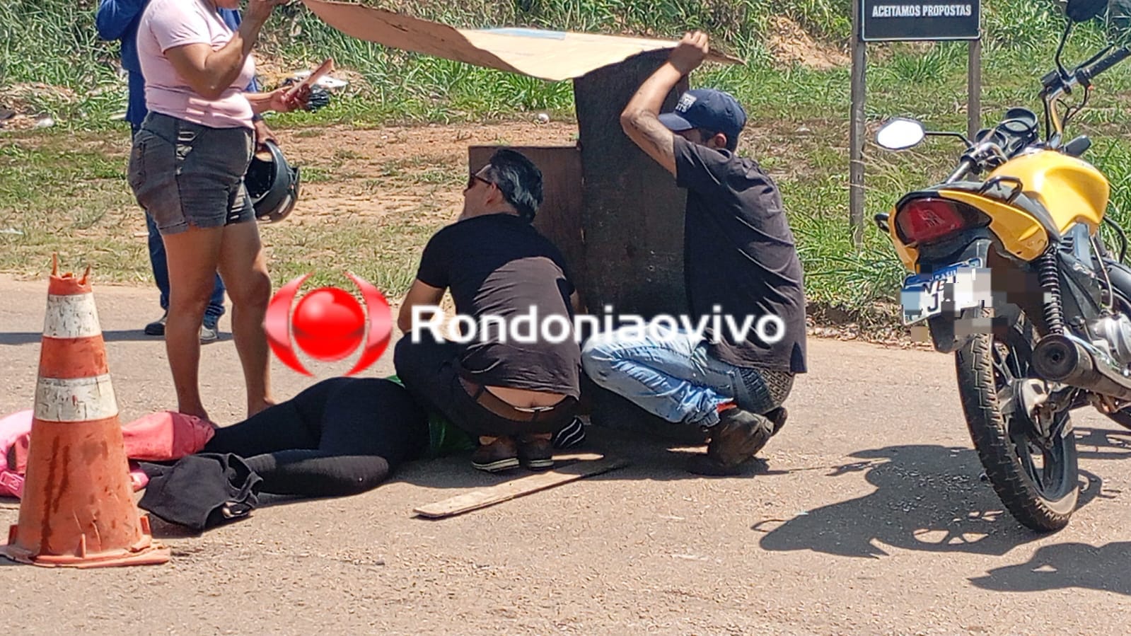 IMPRUDÊNCIA: Motociclista fica ferida após motorista avançar preferencial na zona Sul