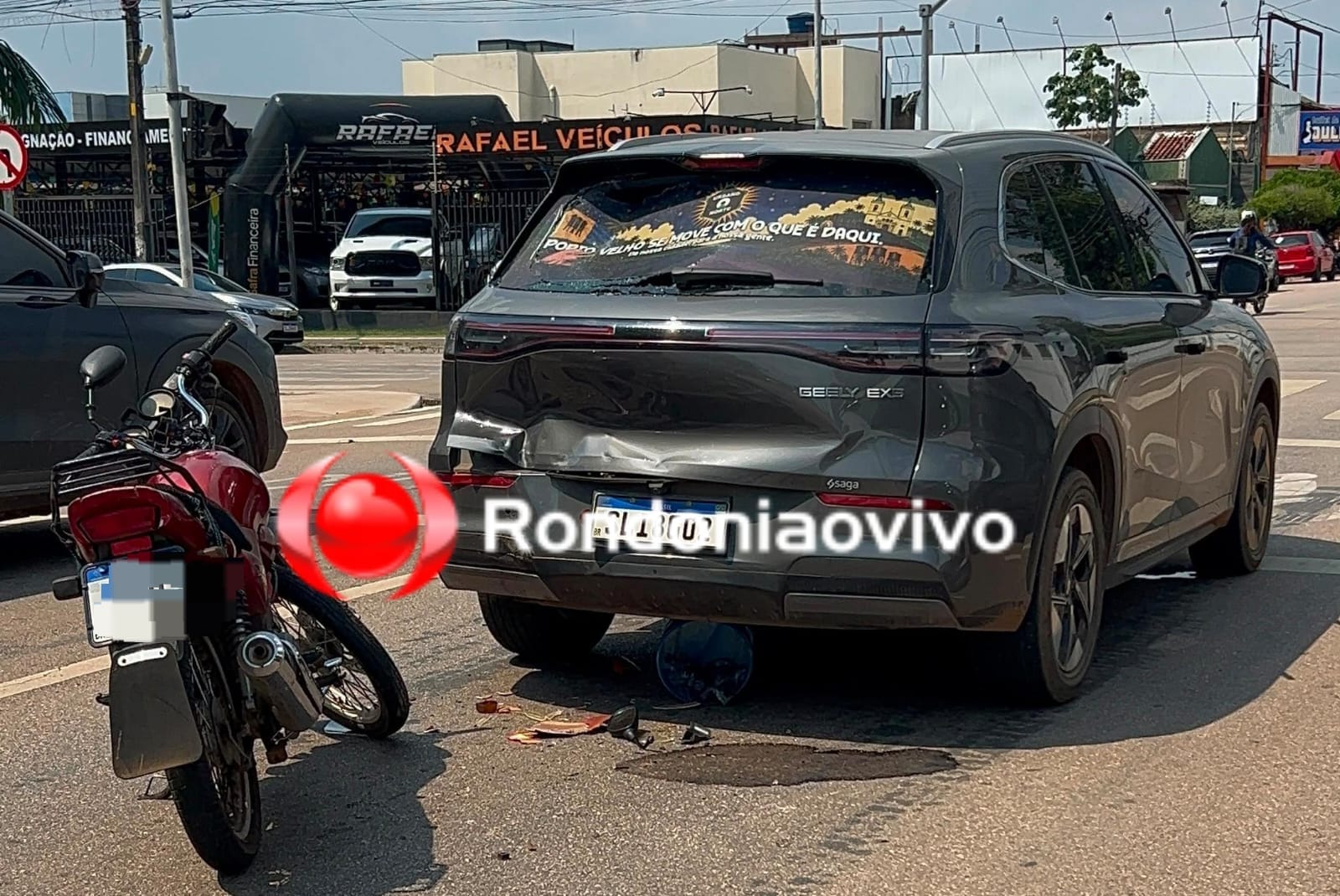 VÍDEO: Motoboy de delivery atinge em cheio traseira de carro na Pinheiro