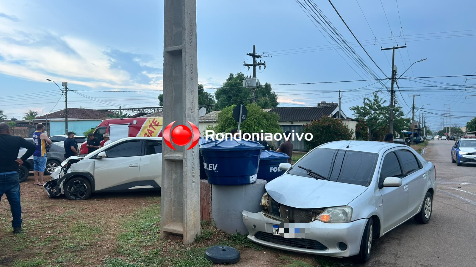 URGENTE: Forte batida entre carro deixa duas pessoas feridas