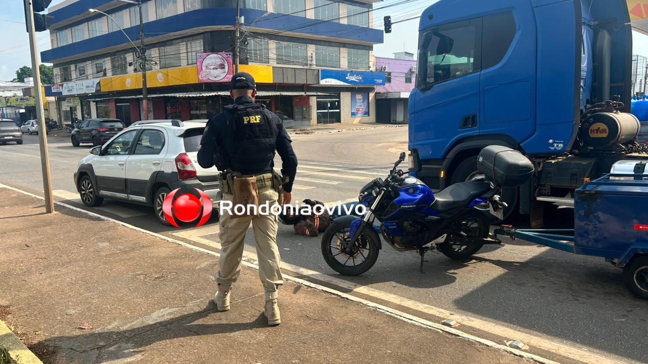 URGENTE: Acidente entre moto, carreta e carro deixa homem ferido na Jorge Teixeira