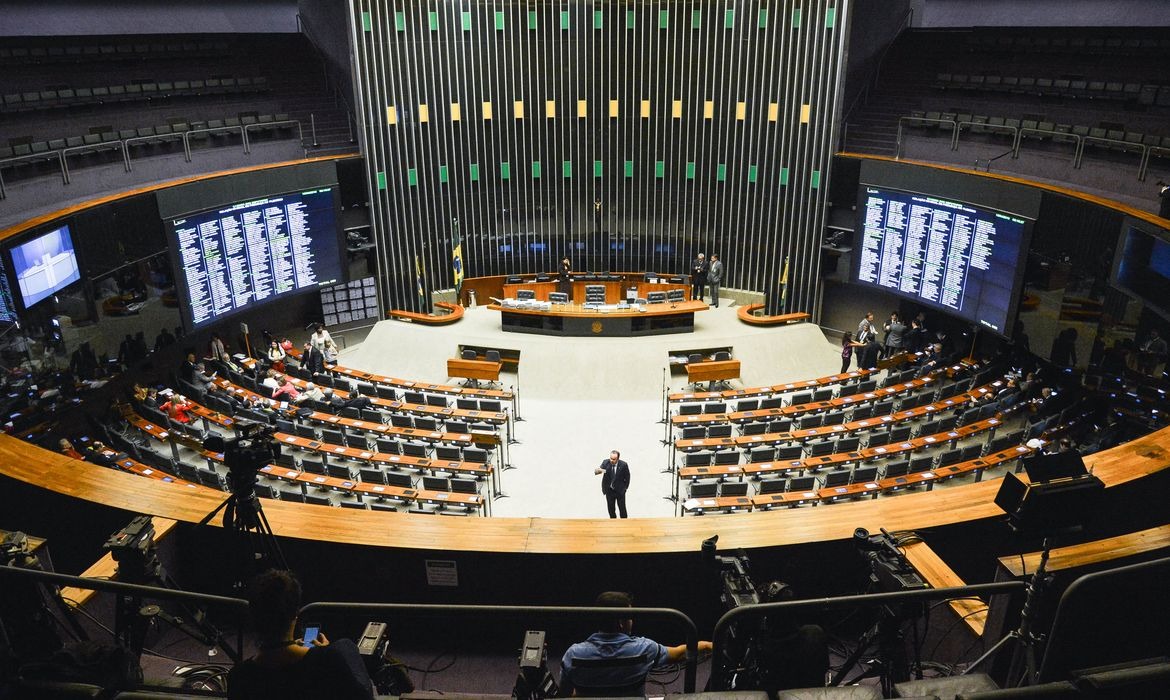 SEM FUNDÃO: Cláusula de barreira deixa 16 partidos sem fundo e tempo de TV