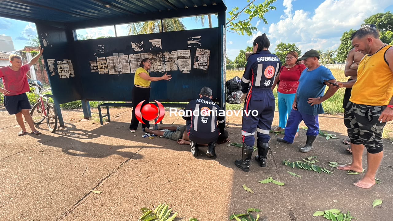URGENTE: Homem é encontrado desacordado em parada de ônibus após ataque