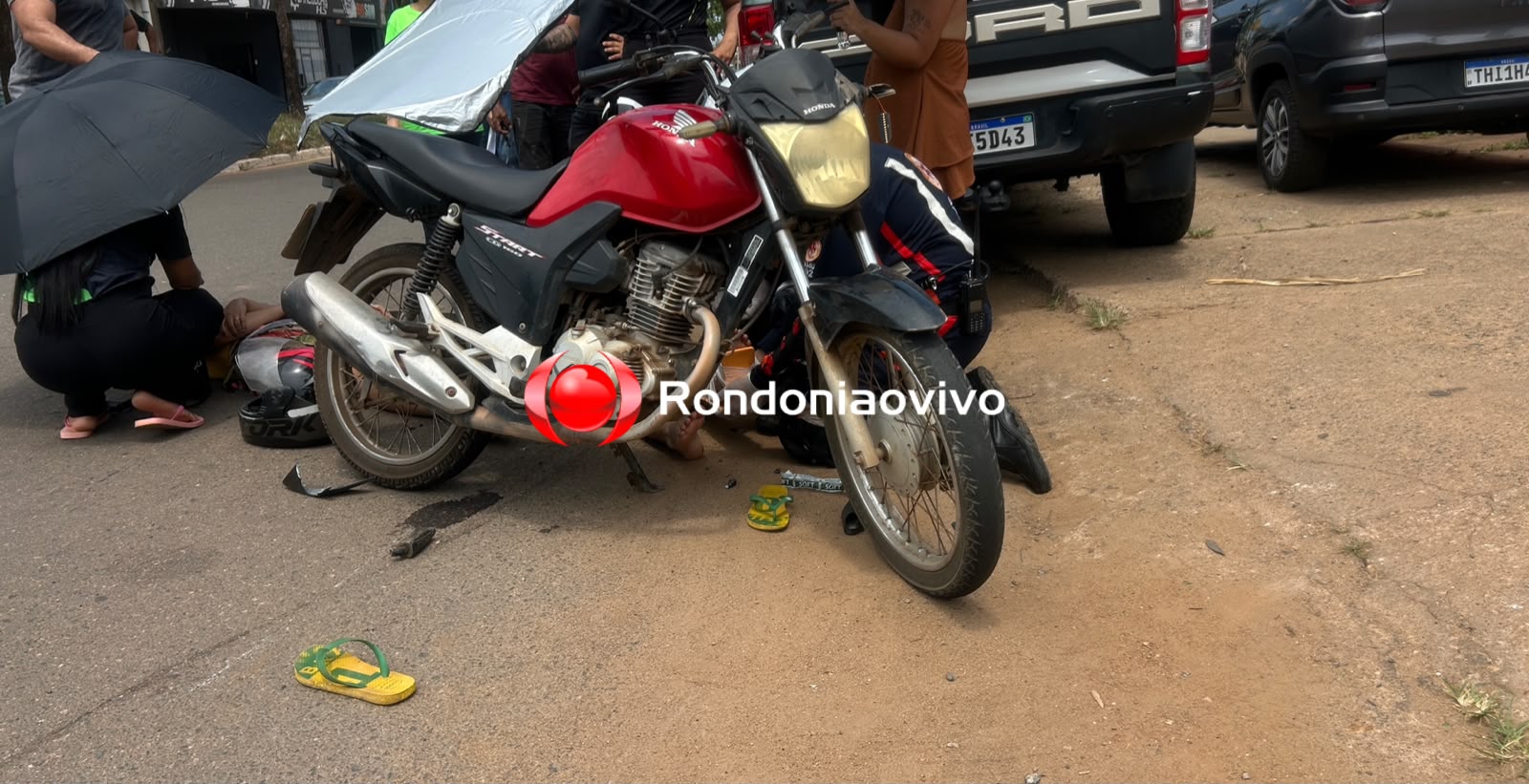 URGENTE: Casal em moto bate na traseira de carro e fica gravemente ferido