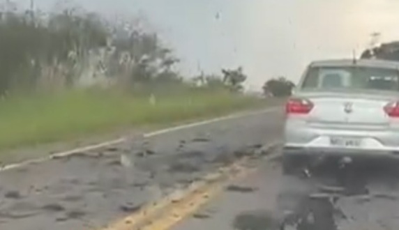 VILHENA: Raio atinge BR-364 e abre buraco no asfalto durante tempestade