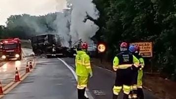 TRAGÉDIA: Caminhões pegam fogo após acidente e deixa dois mortos na BR-364