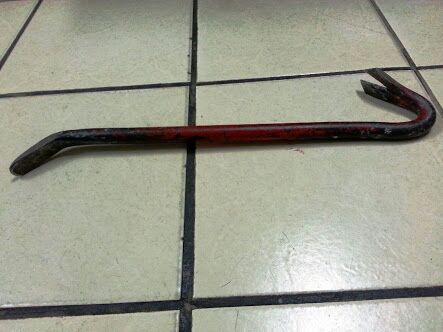 ENCIUMADA: Mulher pula muro de residência e ataca ex  com golpes de pé de cabra