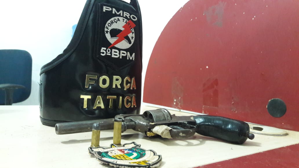 SE DERAM MAL: Trio suspeito de roubo tenta fugir da polícia mas é detido com arma municiada