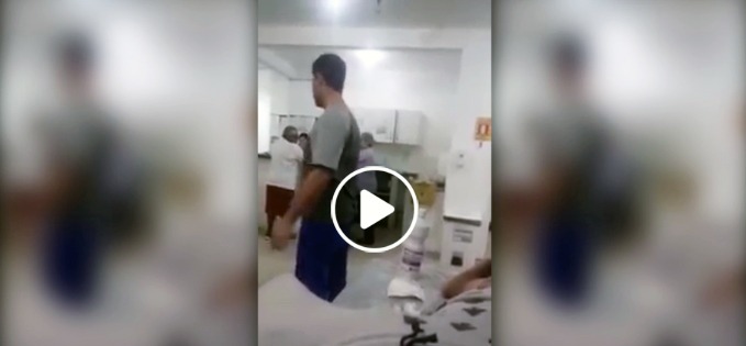 DESUMANO: Médico é afastado após xingar e abandonar paciente na maca