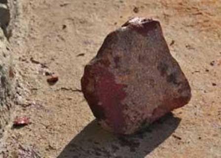 FIADO: Dono de bar é atacado a pedradas após negar vender dose de bebida alcoólica