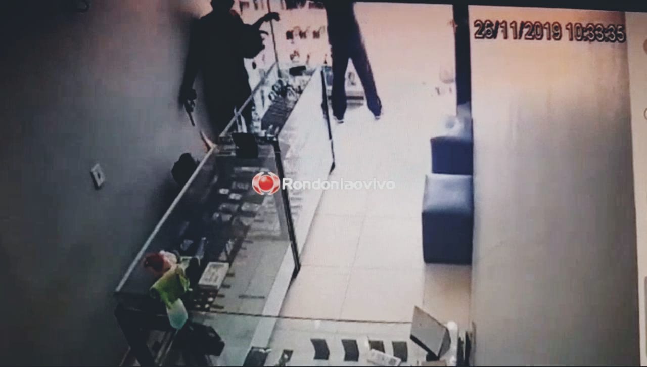 ASSISTA: Vídeo mostra assaltantes fazendo arrastão em joalheria na capital