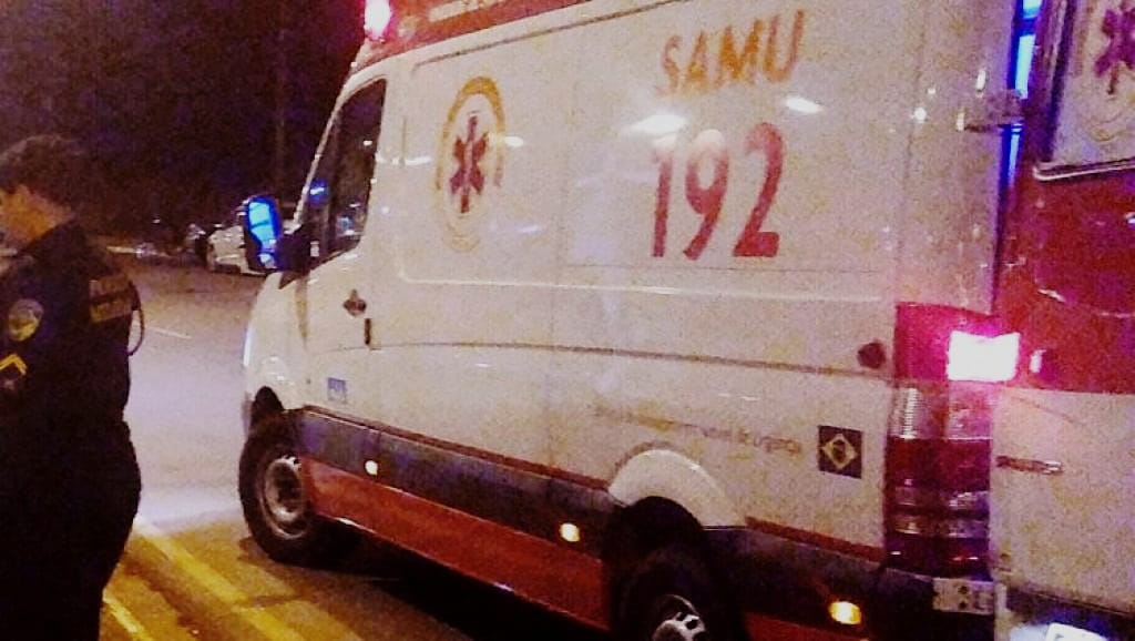 SEM PIEDADE: Homem é atingido por bomba enquanto dormia na calçada de comércio