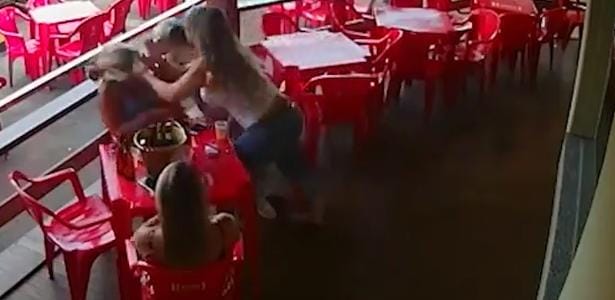 EMBRIAGADAS: Mulheres são presas após agredirem garçonetes por causa de conta em bar