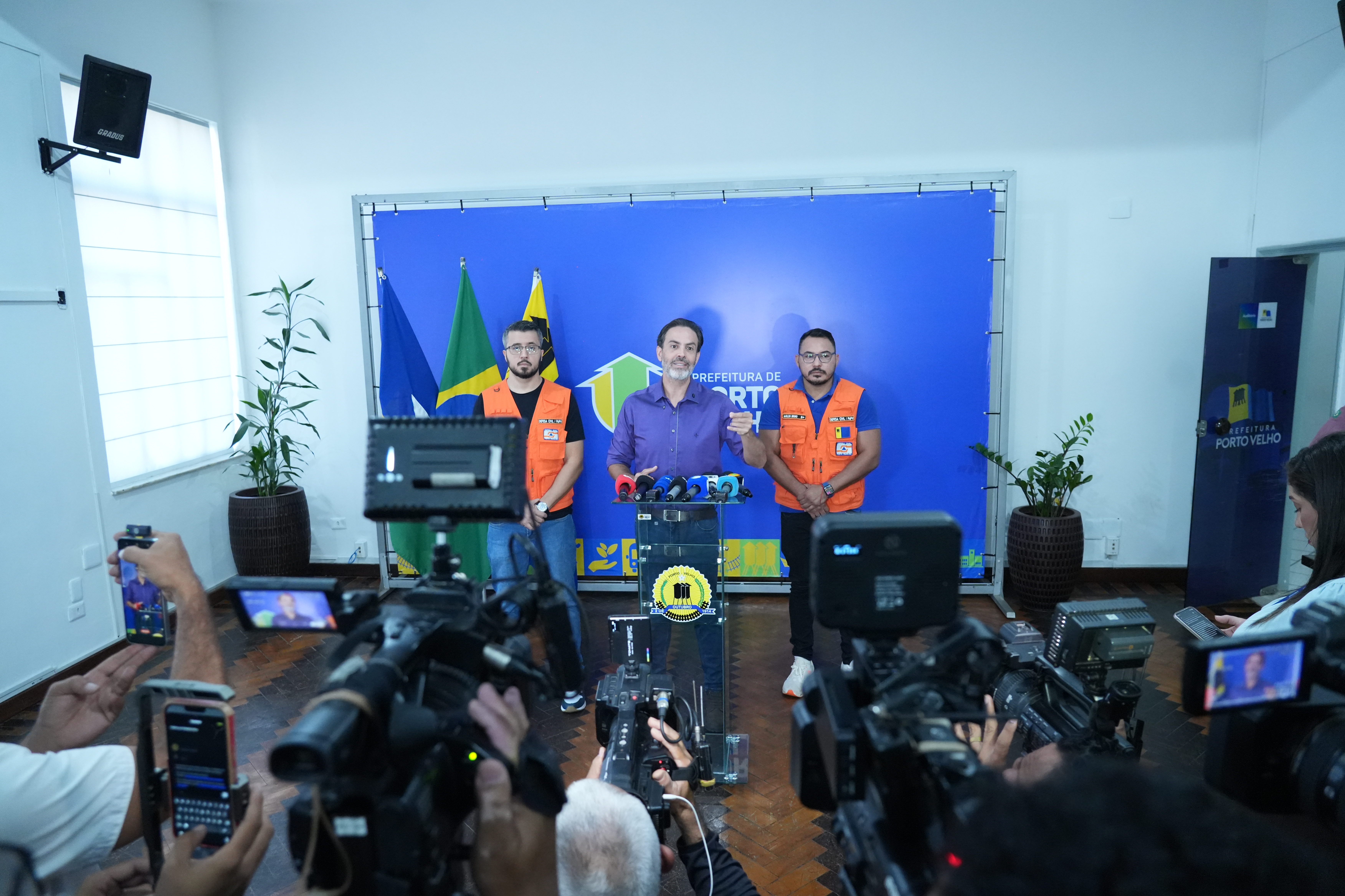 SUPER EL NIÑO: Léo Moraes descarta caminhão-pipa e diz que água e esgoto são dever do Estado