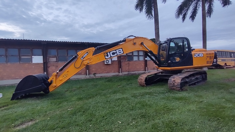 LUIZ GOEBEL: Deputado realiza entrega de trator escavadeira hidráulica-PC em Cerejeiras