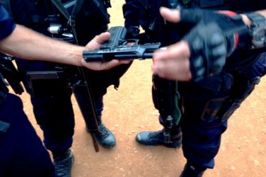 Dupla é presa com arma pertencente ao acervo da PM 

