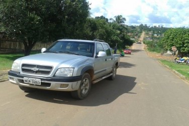 Mulher é atingida por caminhonete em acidente de trânsito