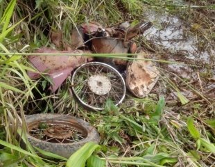 Trabalhadores encontram carcaça de moto em matagal