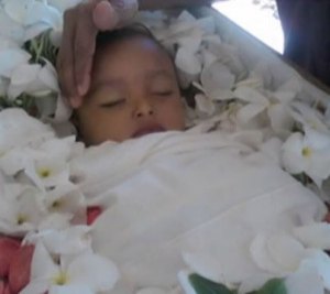 Criança acorda e pede água no meio do seu velório